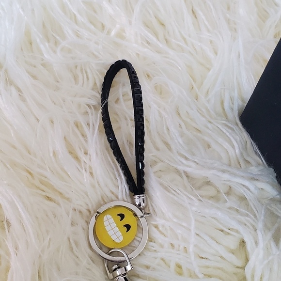 🧶Feel Alive Emoji Smiley Keyring🌴 - Picture 1 of 2